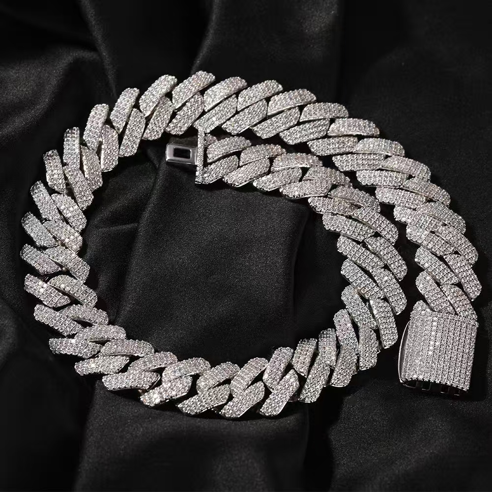 VVS grade sapphire set with icy cracked diamonds. 18mm. 925 sterling silver material. Men's necklace. Meyer Cuban chain-style necklace. Party gif