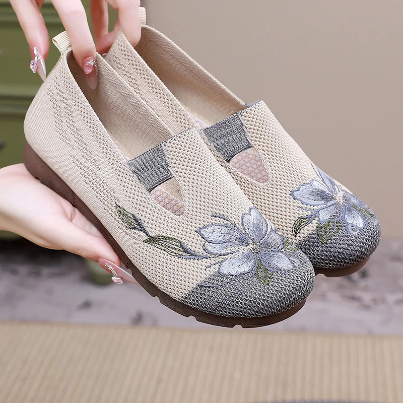 Ladies summer 2025 breathable soft sole anti-slip mom shoes leisure mesh flat embroidered shoes 260323