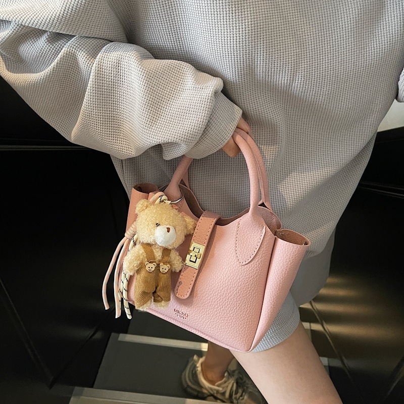 Summer Fresh and Versatile Women's Handbag 2025 New Casual Bucket Commuting Shoulder Crossbody Bag