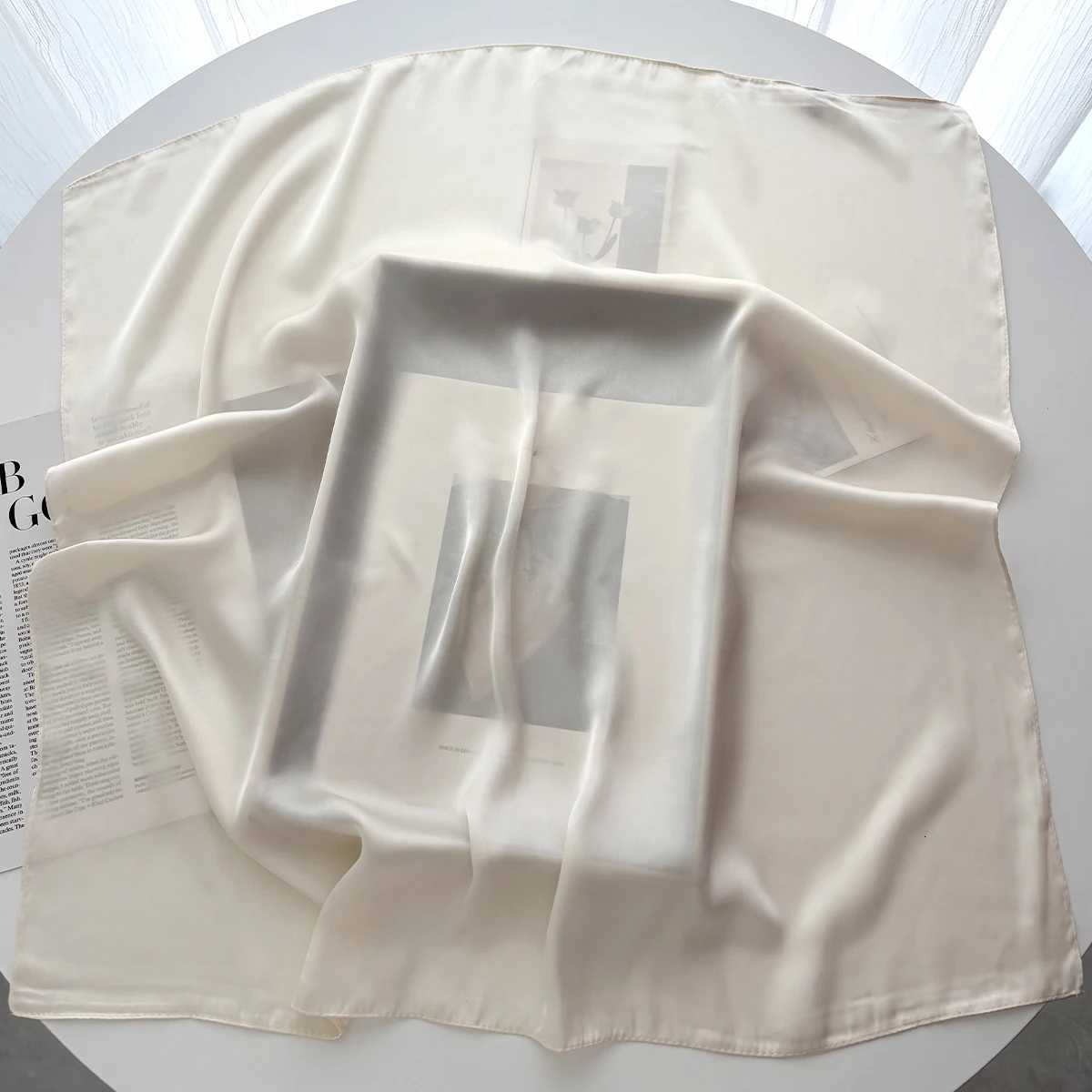 70cm Small Square Scarf Soft Satin scarf Geetric Print Neck Protection Fashionable Versatile Neck Warmer Scarf X260328