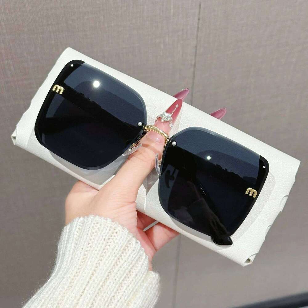 Gradient Tea Half Frame Cut Edge Sunglasses for Women Fine Glitter Light Luxury Letter Design New Hot Selling Fashion Accessory 26Y0330