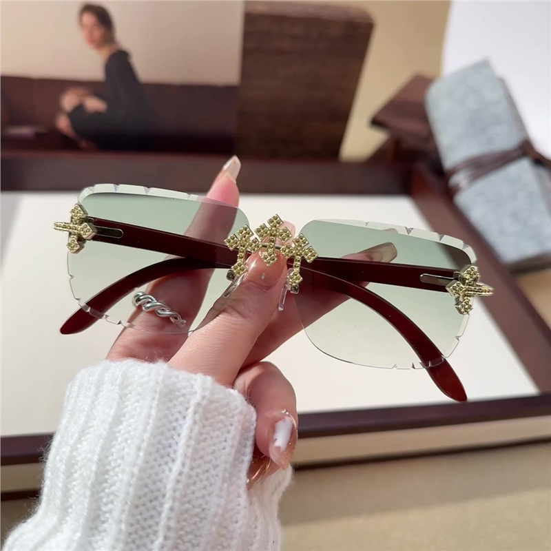 Fashion Metal Starry Sky Designer Sunglasses Luxury Brand Women's Accessories New Cross Diamond Inlaid Frameless Wood Grain Outdoor Cycling Glass