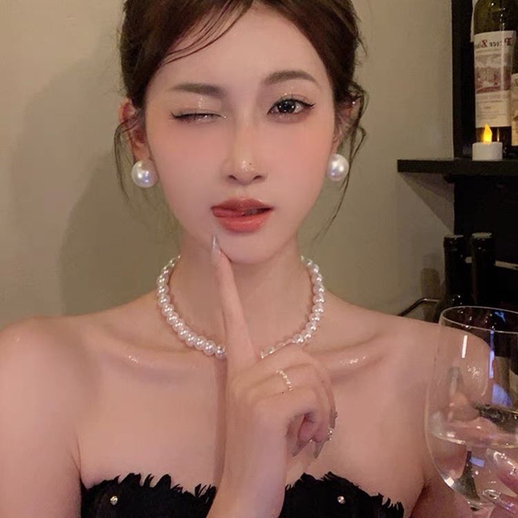 Designer luxury French-style Audrey Hepburn-pired pearl necklace for women, light luxury niche high-end clavicle chain with a unique design