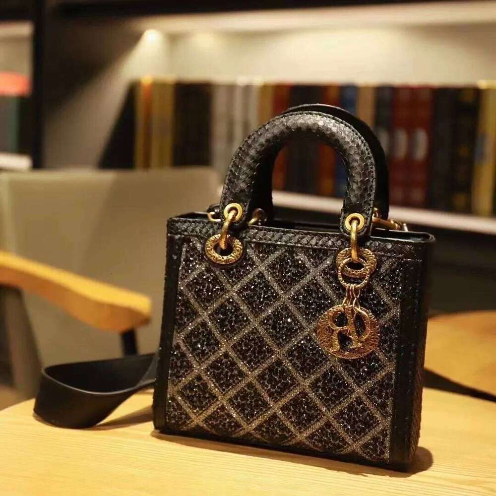 Fashionable Light Crossbody Women S New Style Diamant Argyle Shoulder Bag Versatile Handbag Neutral Minimalist