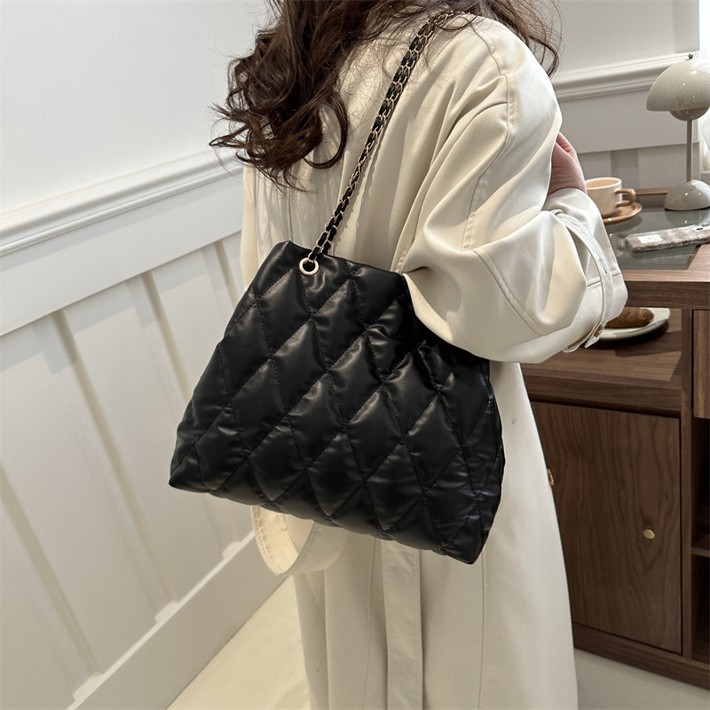 Durable High Value 2026 Diamond Pattern Winter New Simple Fashion Casual Large Capacity Commuting Stylish Chain Tote Shoulder Handbag ddmybear
