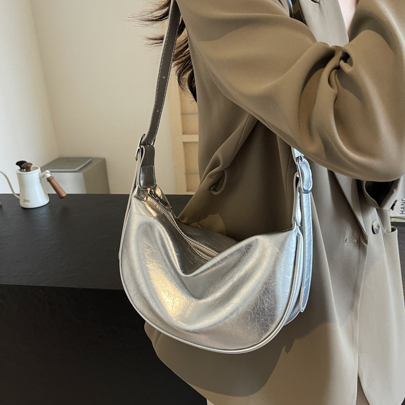 High-quality textured women's large capacity, 2024 new fashion niche design, shoulder and crossbody bag, commuter dumpling bag