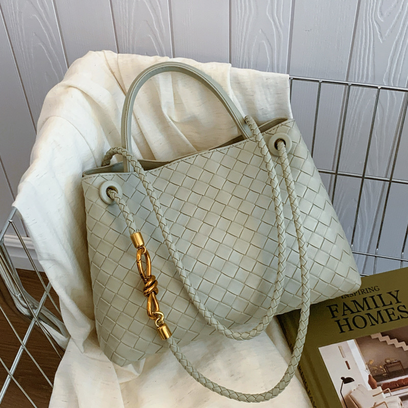 New Women's Niche High-end Metal Rope Buckle Woven Shoulder Fashion Versatile Retro Commuter Bag Trendy