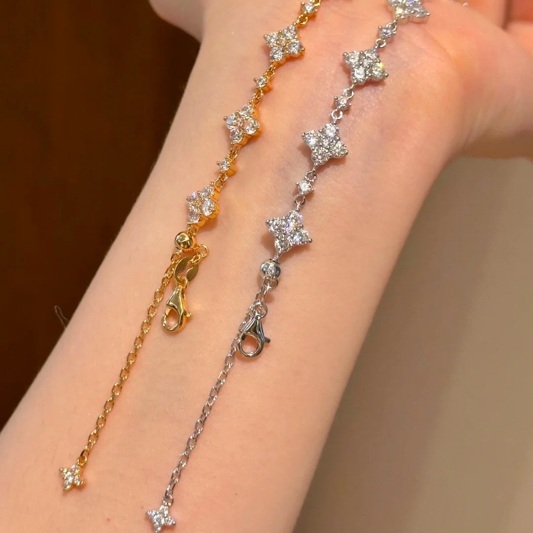 New Luxury INS Flashing 8-Flower Clover Pull Chain designer bracelet Fashion Versatile Four-Leaf Flower High Carbon Diamond Bracelet For Women