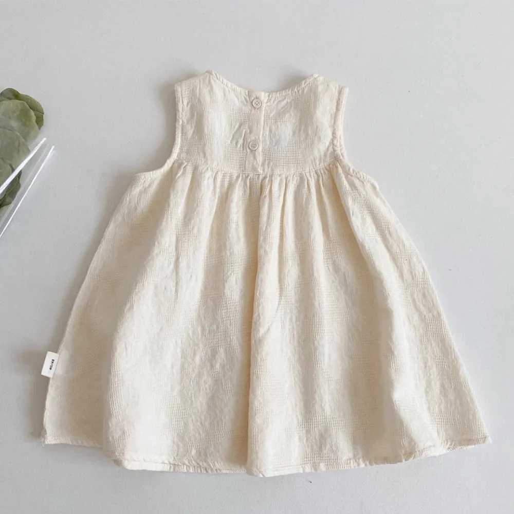Bear Leader Korean Version Plain Color Girls Casual Dresses Summer Flower Embroidered Sleeveless Vest Dress Childrens ClothingT260330