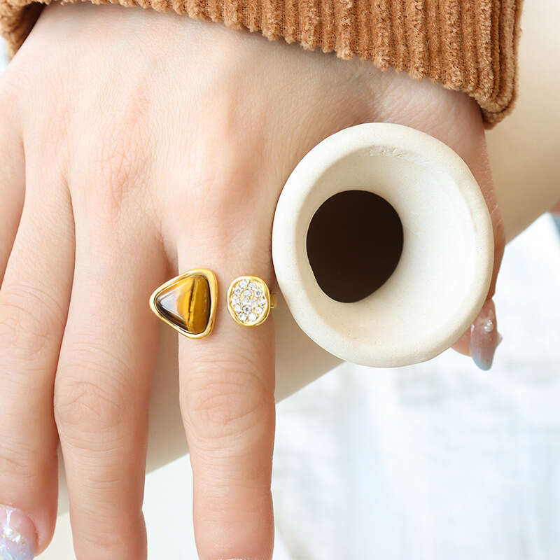 French-style Tiger Eye Stone And Freshwater Shell Open Inlaid With Zircon, Non-fading, Light Luxury Titanium Steel Gold-plated Ring