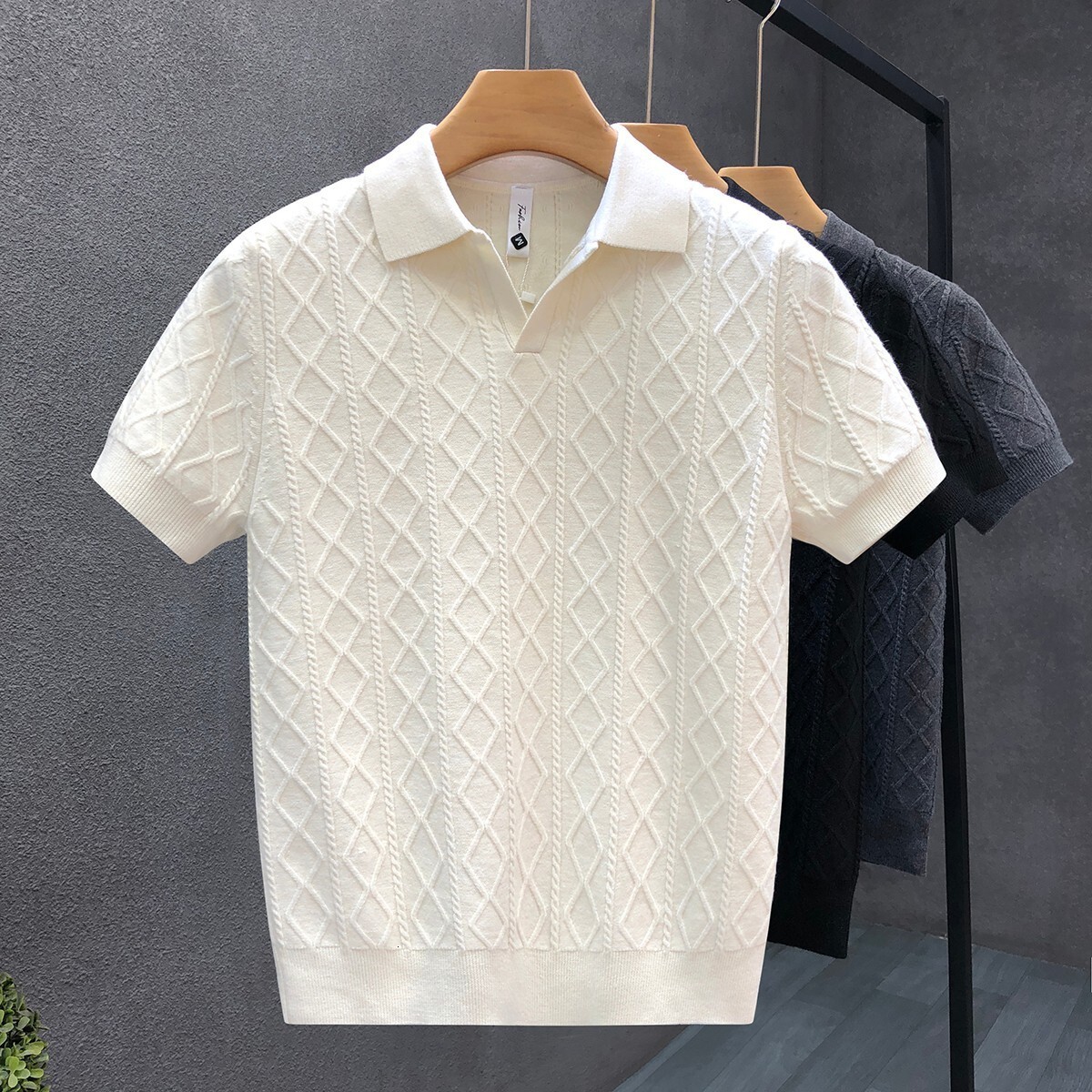 Designer T-shirt New Short-sleeved Knitted Men's Shirt Fashion Textured Polo Shirt Front Lapel Collar V-neck Tight Fit Style Business Luxury