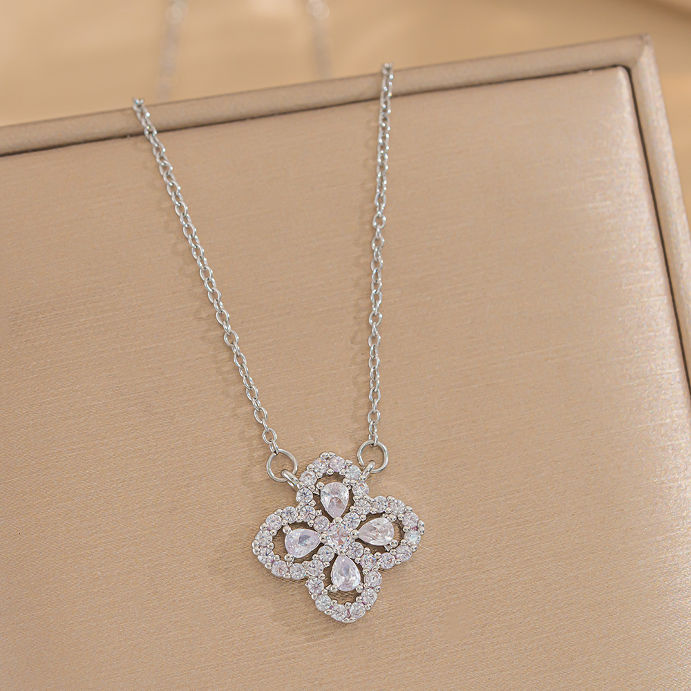 Designer luxury Niche Design High-End Micro-Paved Zircon Lucky Flower Pendant Necklace for Women Exquisite Temperament Fashion Clavicle Chain