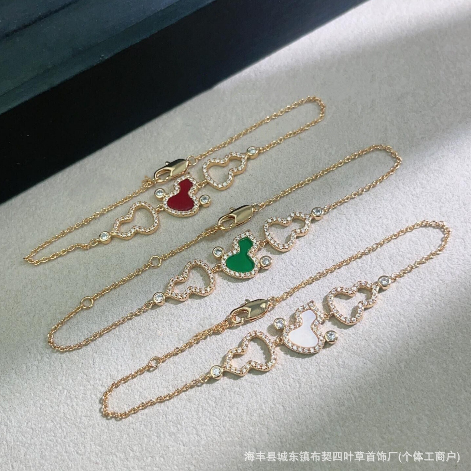 Designer luxury New high-quality V-gold version with white mother-of-pearl hollow pendant, fortune and prosperity bracelet,