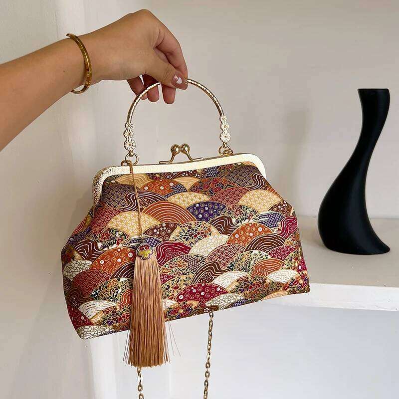 Chinese Embroidery Vintage Embroidered Women's Shoulder Bags Elegant Metal Top Handle Purse With Adjustable Chain Strap Party Clutch Handbag Wall