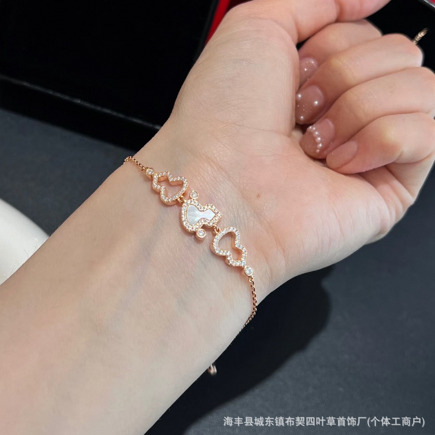 Designer luxury New high-quality V-gold version with white mother-of-pearl hollow pendant, fortune and prosperity bracelet,