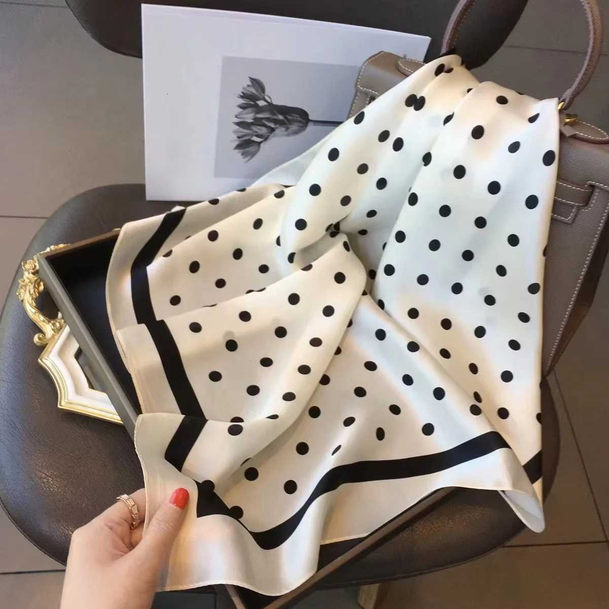 70cm Vintage Print Silk Scarf Elegant Fashion Neck Scarf for Wen Versatile Off Accessory Retro Style Tie X260328