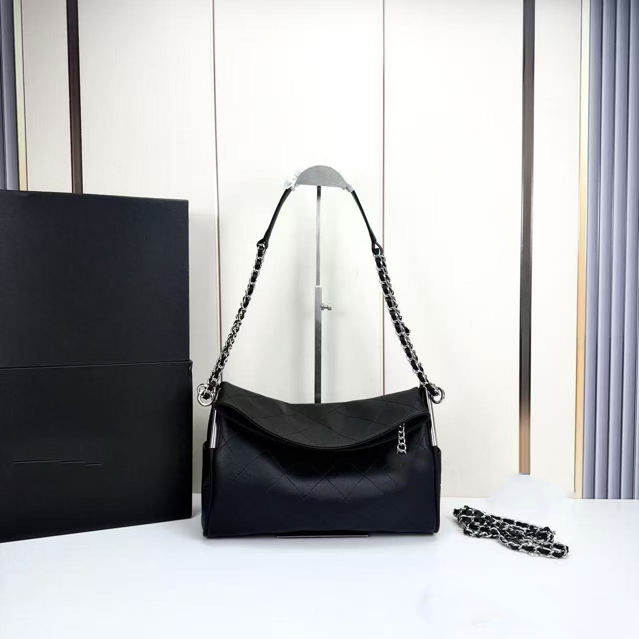 2026 Luxury Designer Women's Classic Folding Handbag Casual Women's Crossbody Bag Leather Single Shoulder Makeup Bag and Crossbody Bag