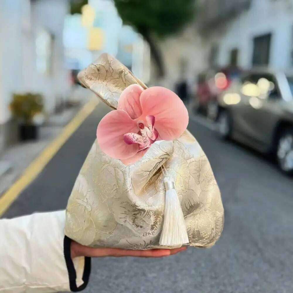 Chinese Embroidery Flower Pendant Girls Storage Bags Tassel Knot Wrist Bag Cheongsam Accessories New Chinese Style Handbag Small Item Pouch