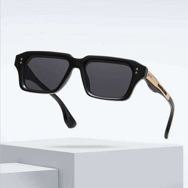 New Square Frame Metal Sunglasses for Men Stylish Retro Street Style Shades Travel Outdoor Sports UV Protection Goggles 26Y0330