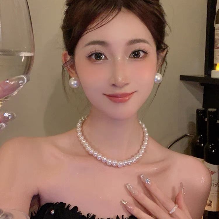 Designer luxury French-style Audrey Hepburn-pired pearl necklace for women, light luxury niche high-end clavicle chain with a unique design