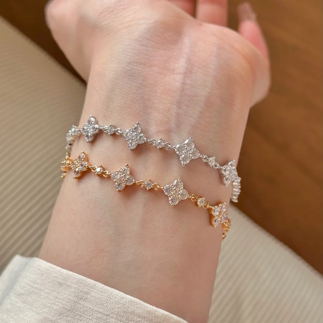 New Luxury INS Flashing 8-Flower Clover Pull Chain designer bracelet Fashion Versatile Four-Leaf Flower High Carbon Diamond Bracelet For Women