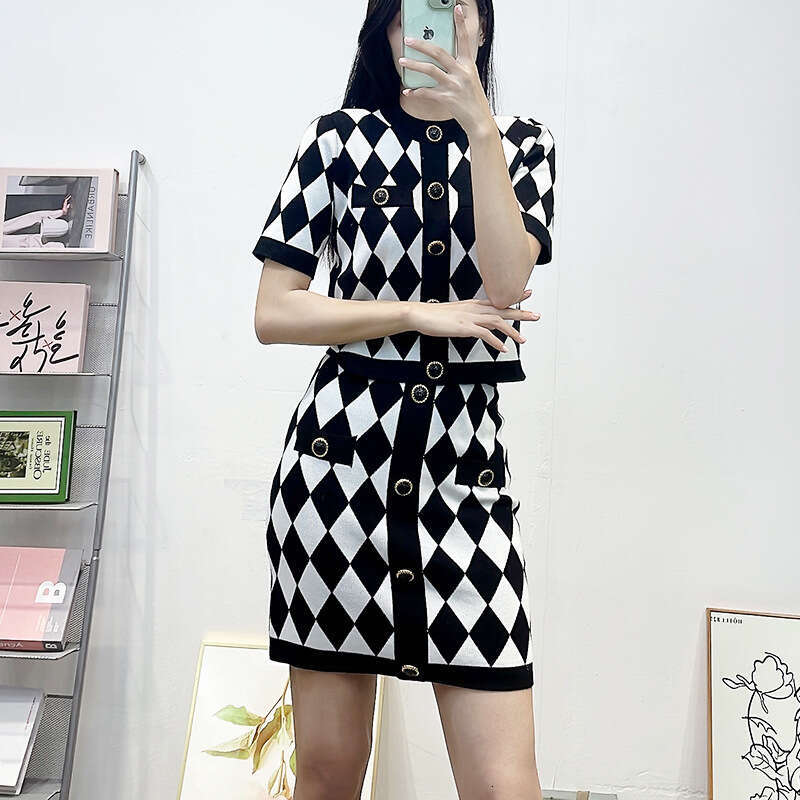 2026 designer French romantic socialite designs slim fit diamond patterned round neck k30 short top and tight skirt