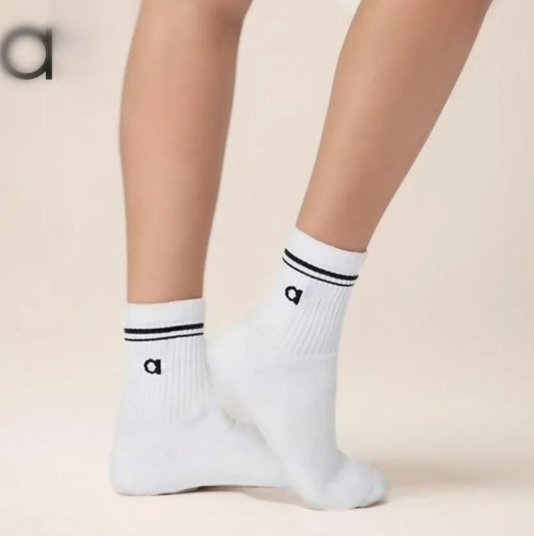 US Free shipping Half-Crew Throwback Womens Yoga Sock Cotton Medium Tube Sports Four Seasons Comfy Cushioning Classic Academic Style Stretchy Sweat-Wicking