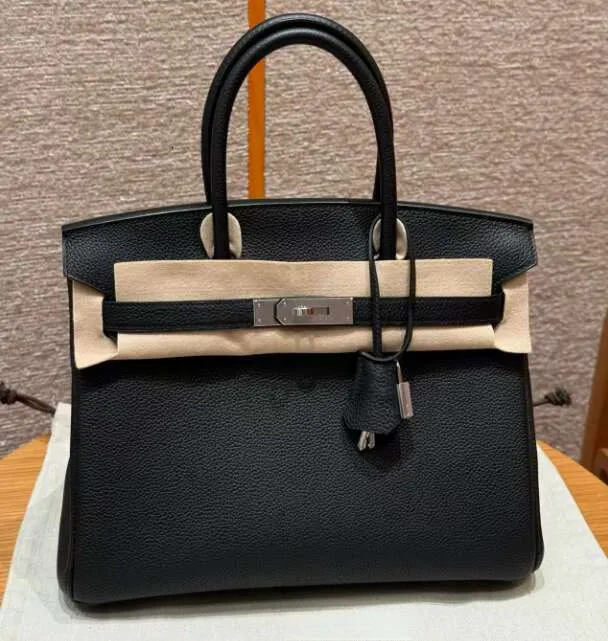 10A Desiner hih quality mouton leather for women featurin iconic buckles and fresh colors that exude understated luxury Handbas cross body bas Free