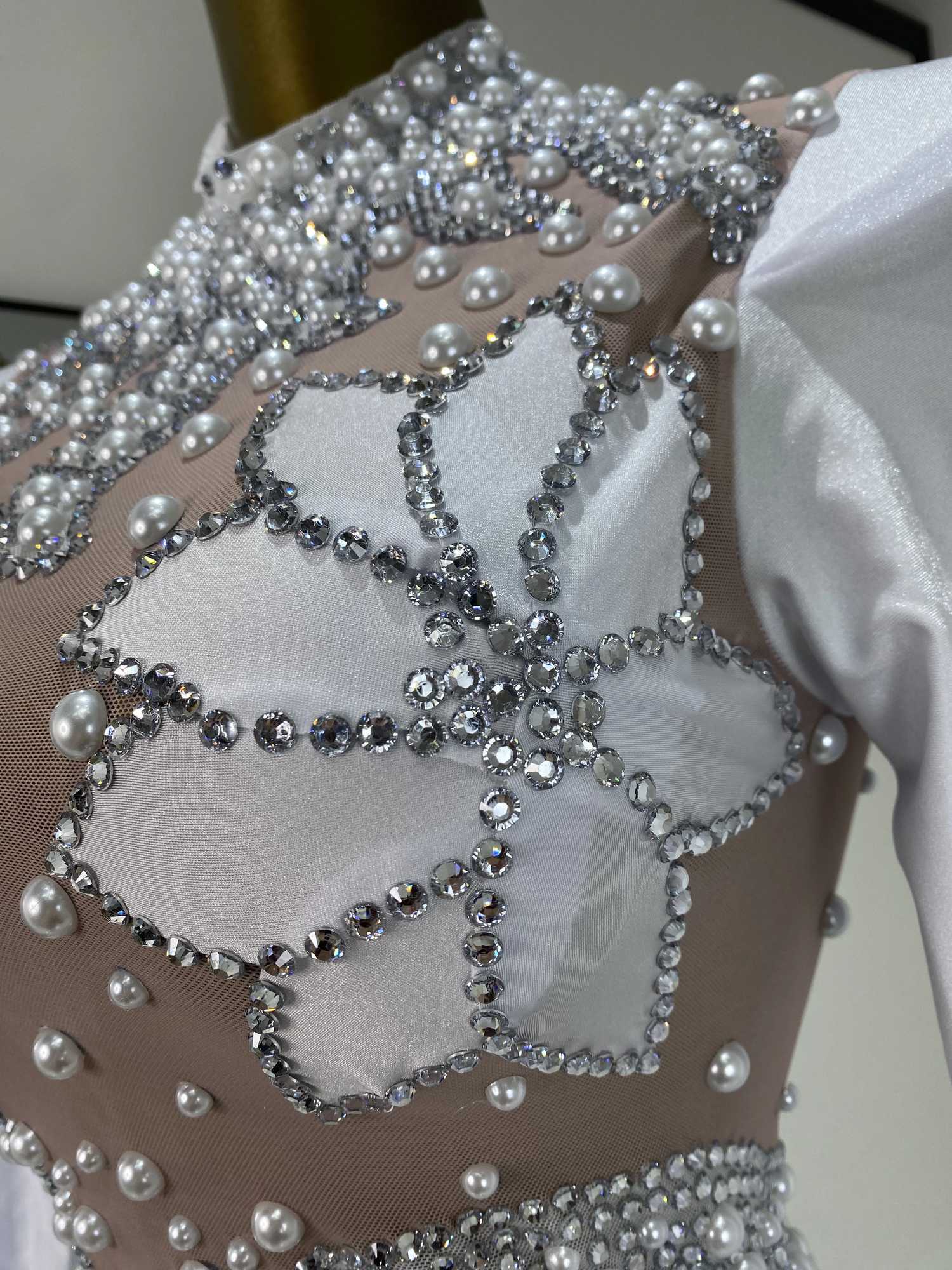 Luxury Pealrs Rhinestones Maxi Long Dress Women Elegant White Long Sleeve Wedding Evening Party Dresses Celebrity Runway Gala C260331