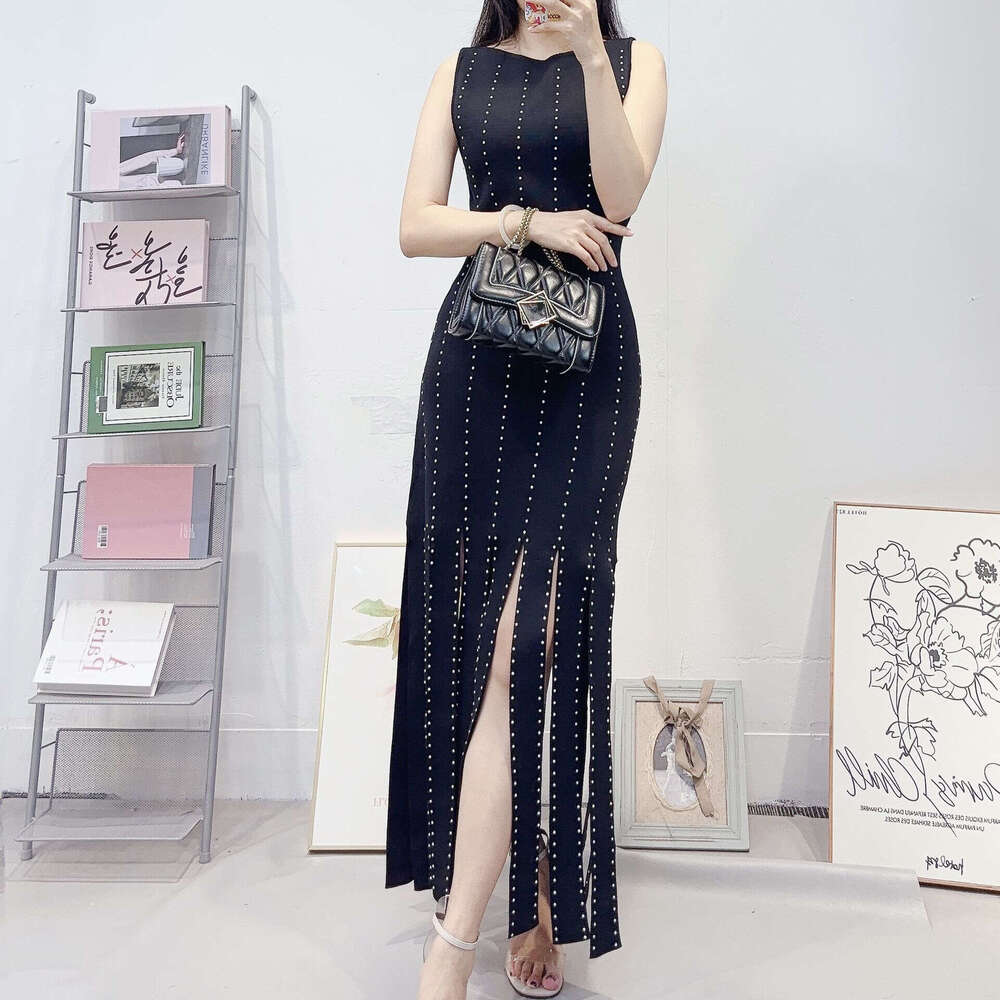 High end designer women's clothing French niche elegant knitted sleeveless black skirt with round k30 neck waist and slimming effect