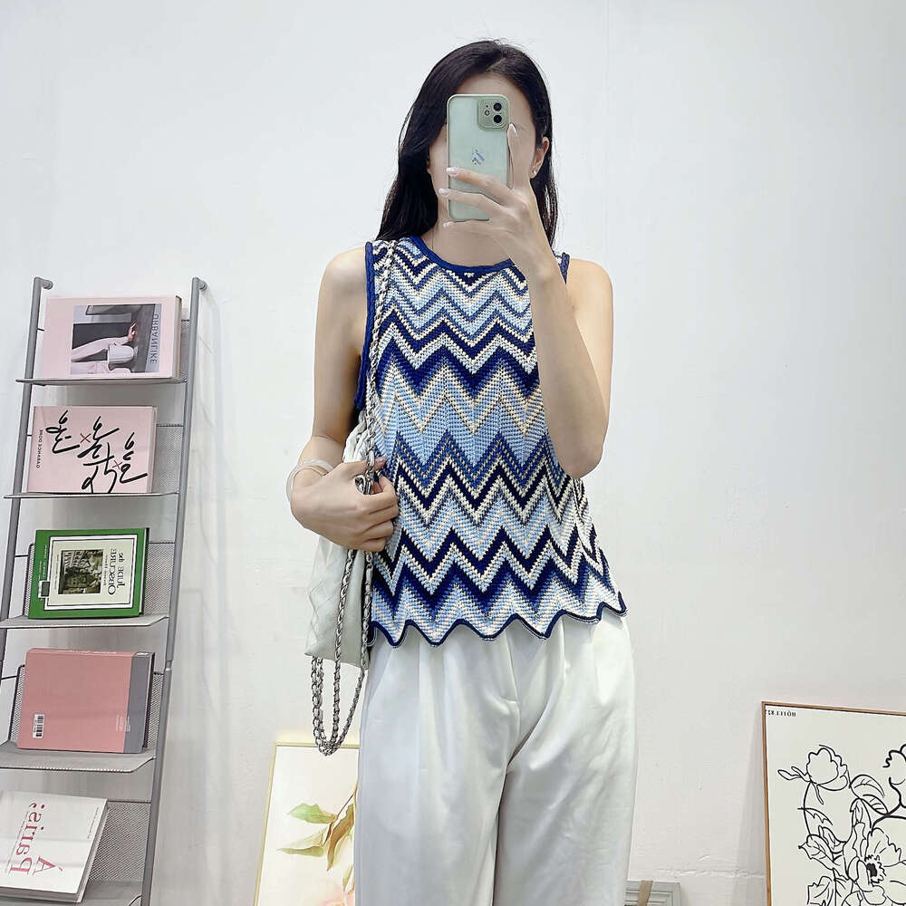2026 autumn and winter French vacation style wave striped sleeveless vest, round k30 neck pullover sweater, knitted women's sweater
