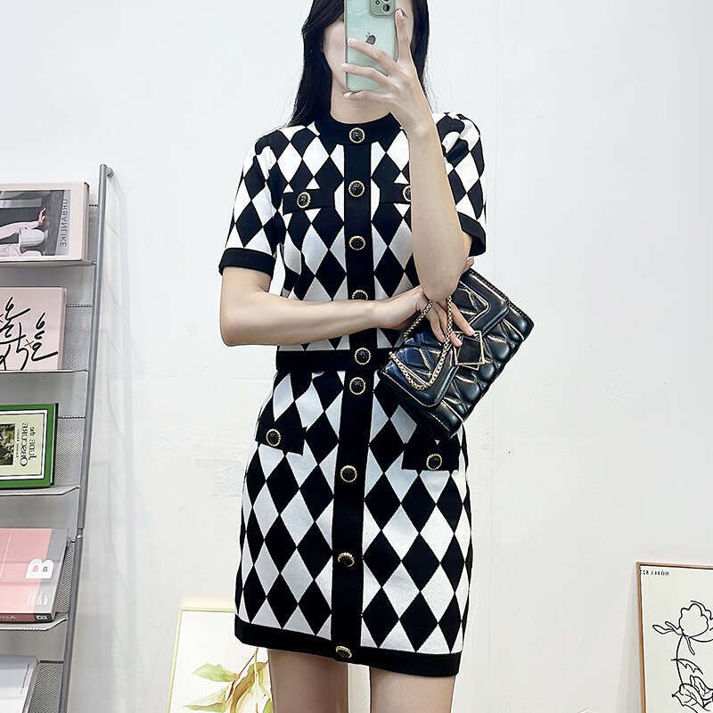 2026 designer French romantic socialite designs slim fit diamond patterned round neck k30 short top and tight skirt