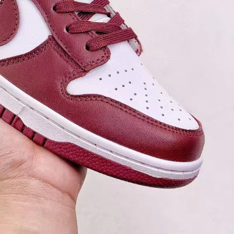 Fashion Classic Retro Style Trendy Burgundy White Low Top Sneakers Unisex Fit Teens Adults Casual Skate Shoes for Students Non-Slip Comfort Walking Fo