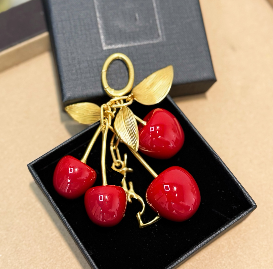 Luxury Designer Cherry Pendant Key Rings High Quality Letter Keychain Classic Exquisite Car Handbag Keyring Accessories for Women Lady Jewelry