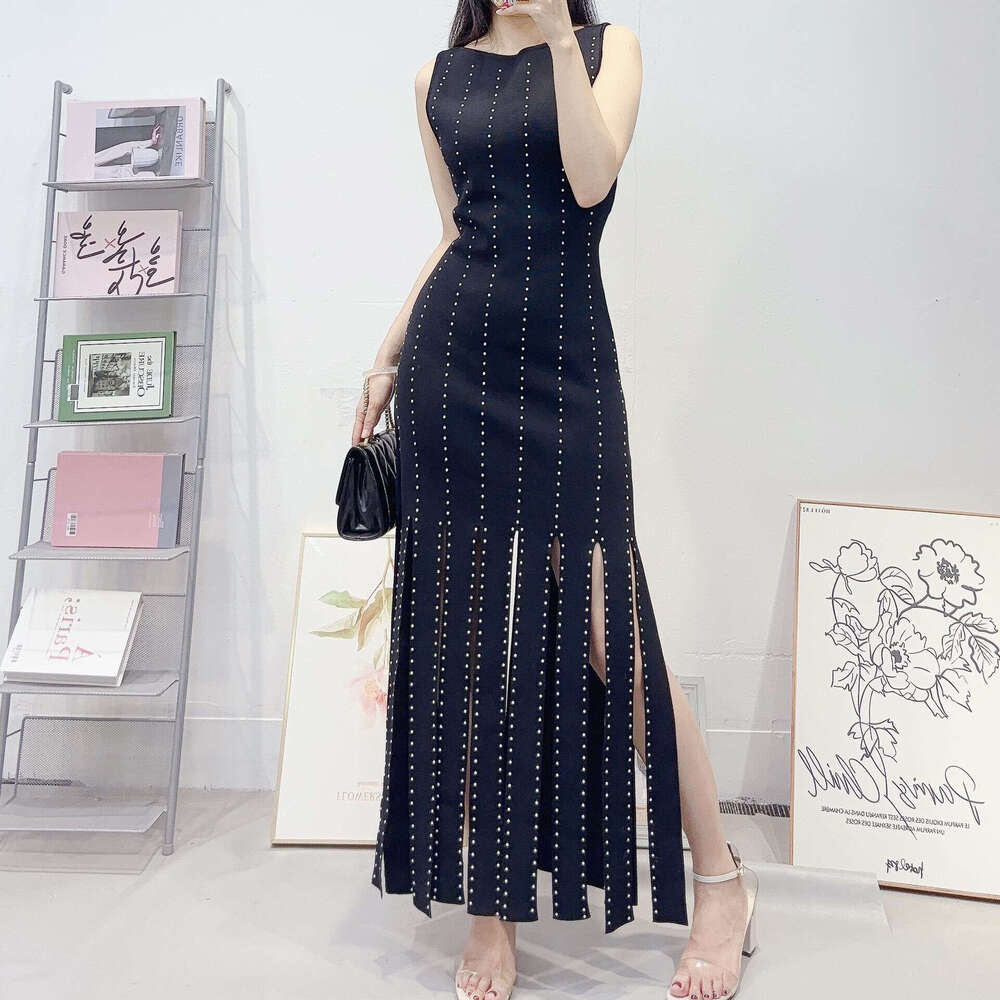 High end designer women's clothing French niche elegant knitted sleeveless black skirt with round k30 neck waist and slimming effect