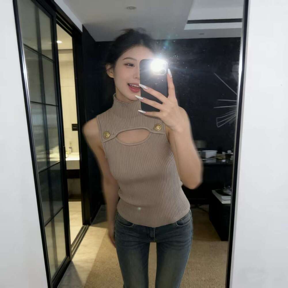 2026 Summer Women's Knitted Tank Top with Chest k30 Hollow Designer Slim fit FC Sleeveless Top, Suitable for Outwear