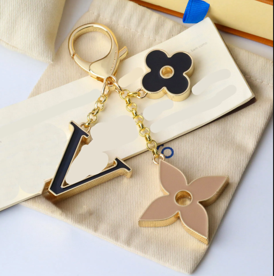 Luxury designers keychains Letters with diamonds designers keychain top Car Key Chain Women Buckle jewelry Keyring Bags Pendant Exquisite Gift