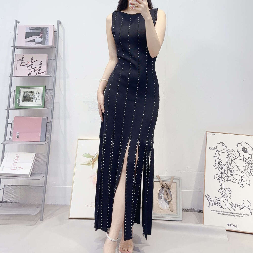 High end designer women's clothing French niche elegant knitted sleeveless black skirt with round k30 neck waist and slimming effect