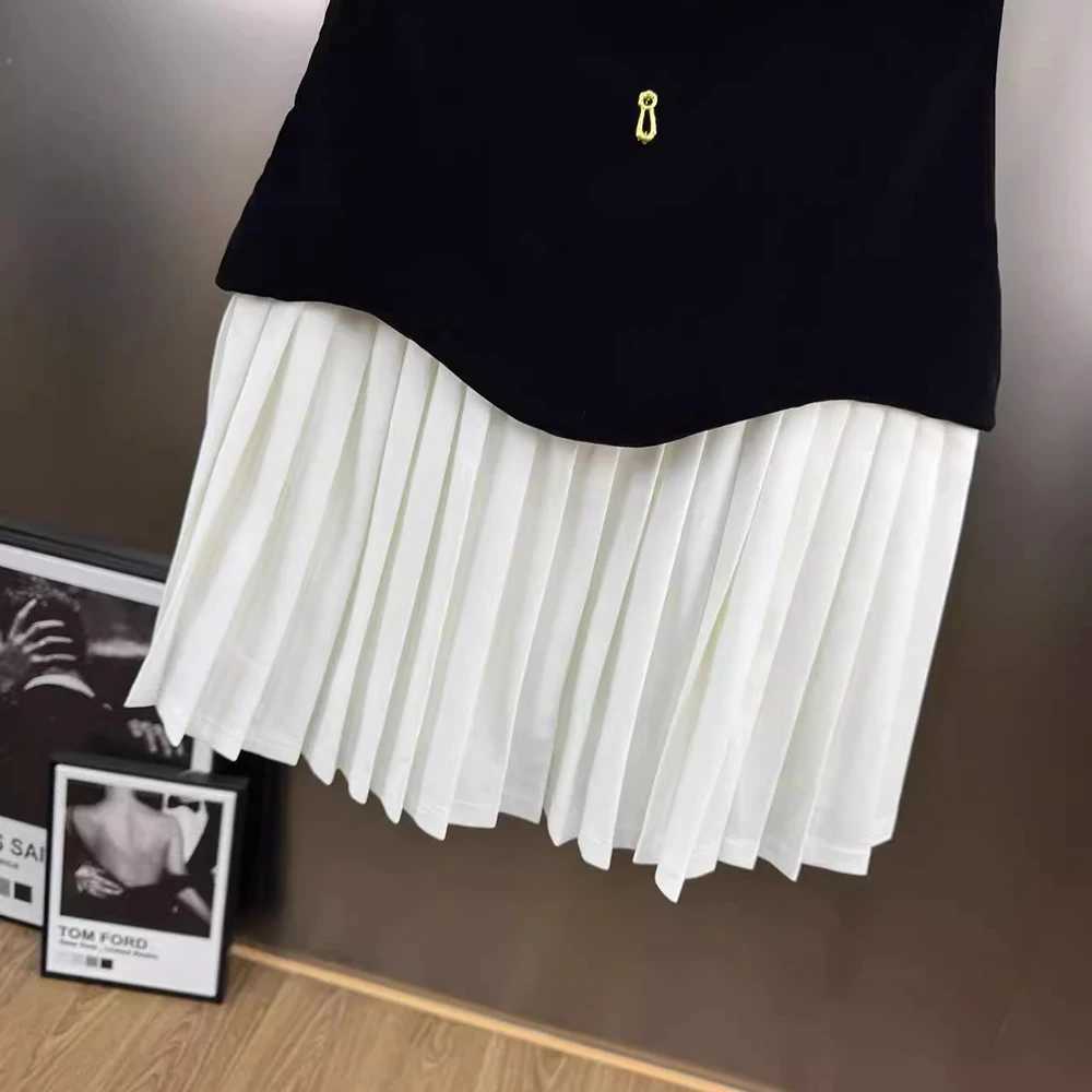 Dark Luxury Velvet Strapless Drawstring Waist Strapless Skirt 2026 Winter Metal Decoration Pleated Patchwork Dress C260331