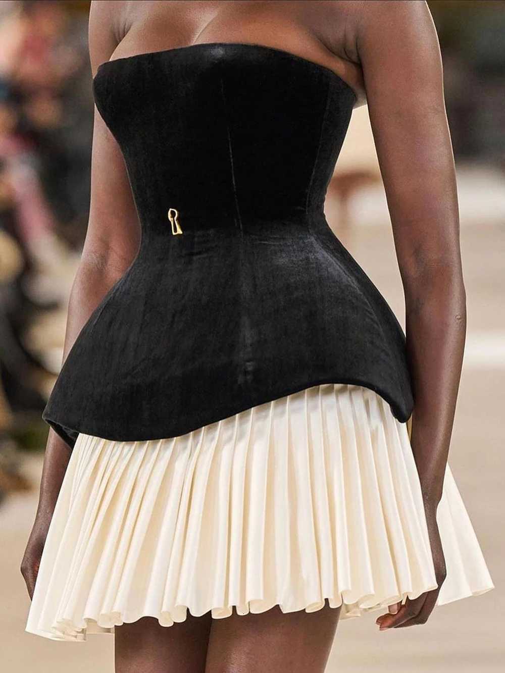 Dark Luxury Velvet Strapless Drawstring Waist Strapless Skirt 2026 Winter Metal Decoration Pleated Patchwork Dress C260331