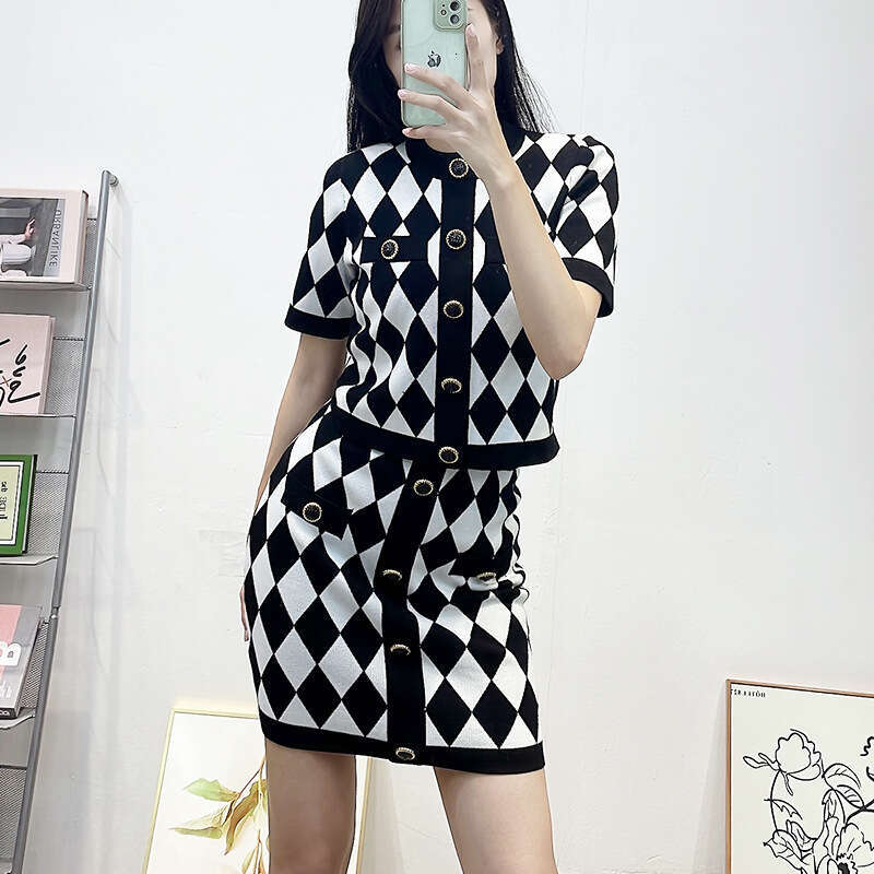 2026 designer French romantic socialite designs slim fit diamond patterned round neck k30 short top and tight skirt