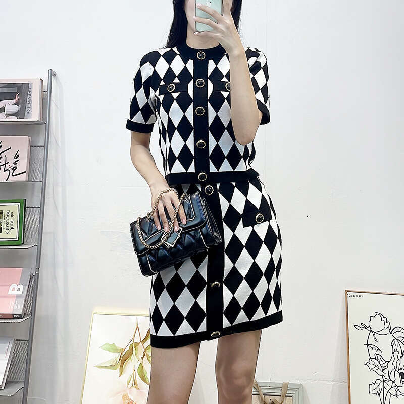 2026 designer French romantic socialite designs slim fit diamond patterned round neck k30 short top and tight skirt