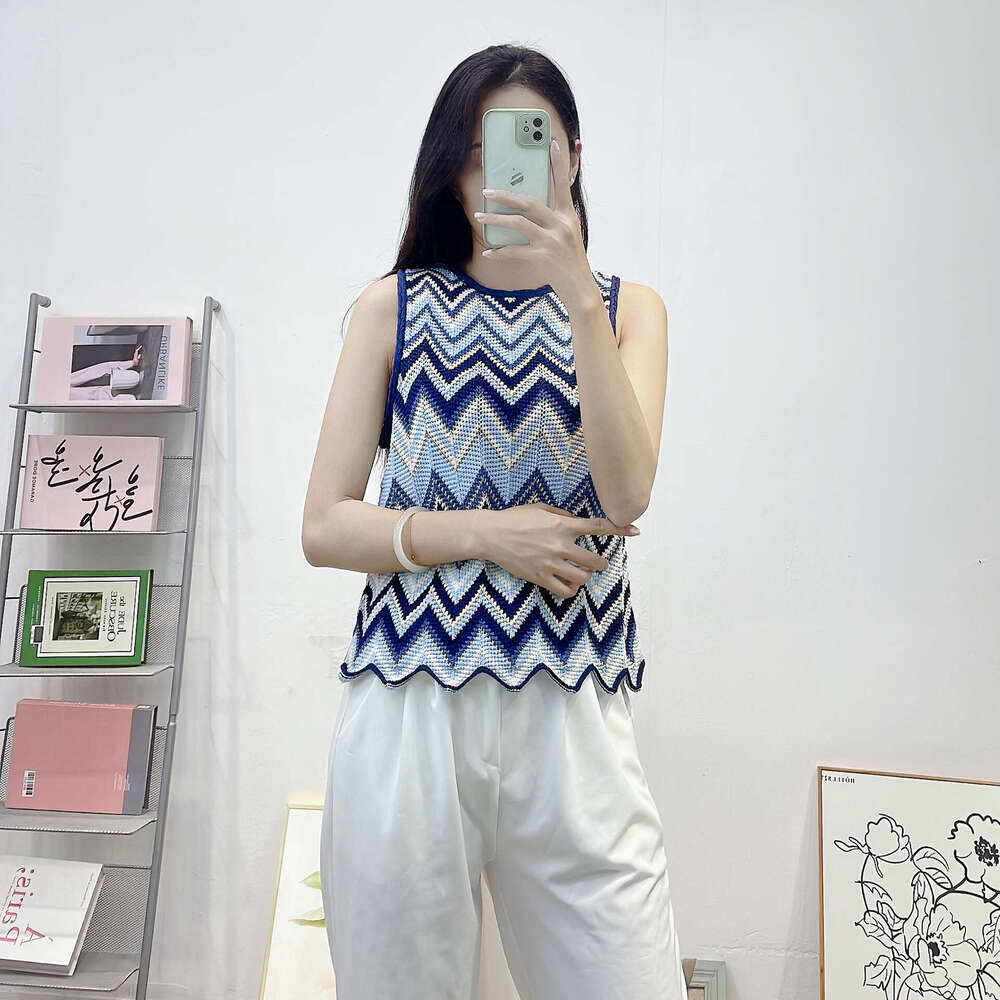 2026 autumn and winter French vacation style wave striped sleeveless vest, round k30 neck pullover sweater, knitted women's sweater