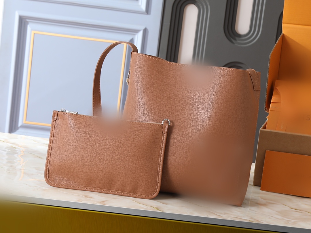 The reason why this well-designed crossbody bag series so popular among users is its lightweight material and diverse styles