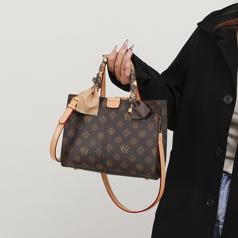 Free shipping Designer bag Women's Versatile Large Capacity Tote Bag with Shoulder Strap - Classic Plaid Design Innovative