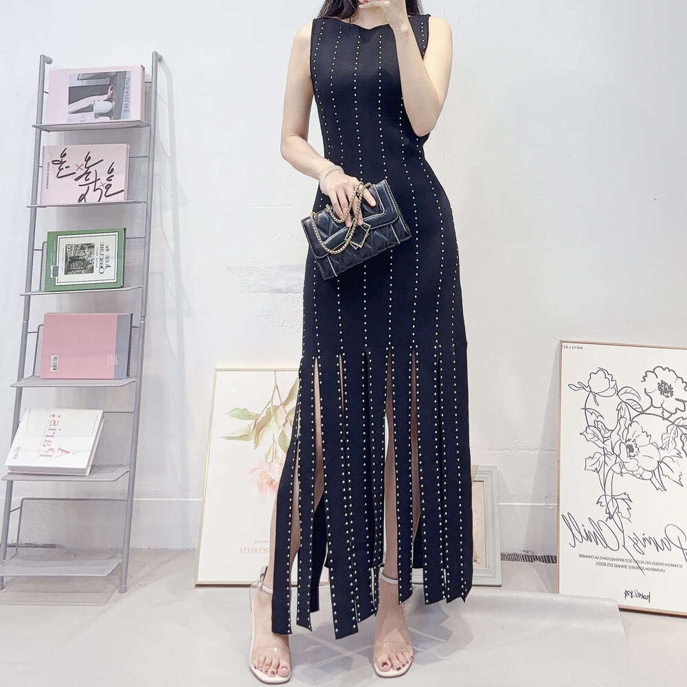 High end designer women's clothing French niche elegant knitted sleeveless black skirt with round k30 neck waist and slimming effect