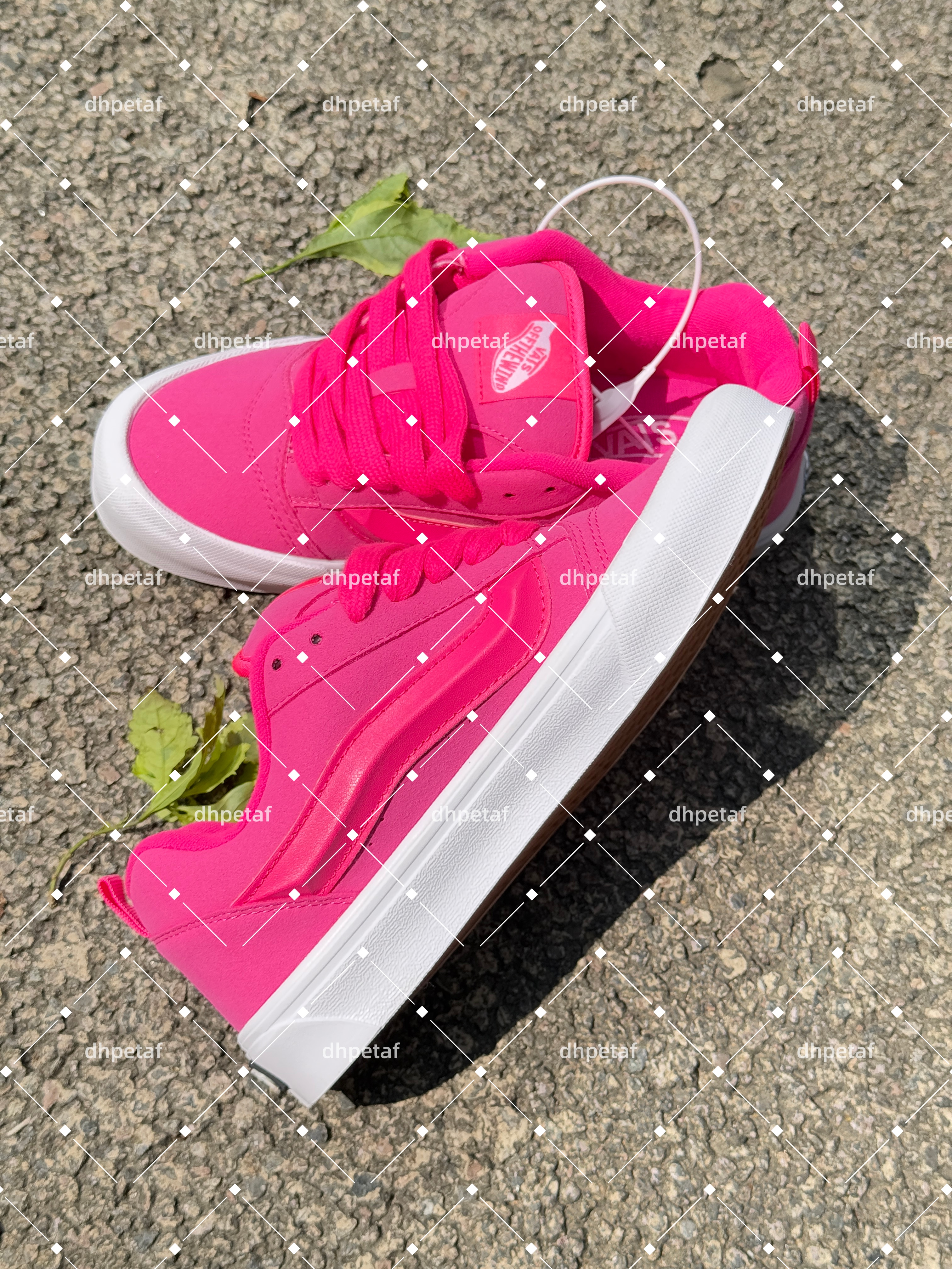 Free shipping 2026 luxury Streetwear Skate Shoes Black Green Color Block Bread Sneakers for Men Women Casual Board Shoes