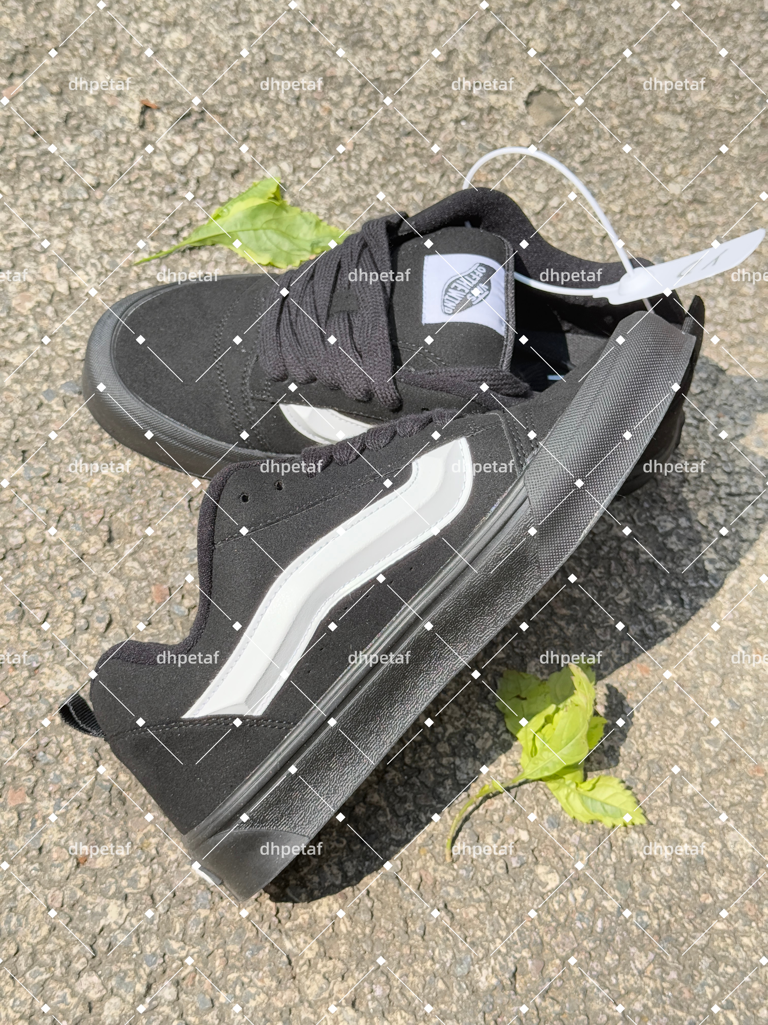 Free shipping 2026 luxury Streetwear Skate Shoes Black Green Color Block Bread Sneakers for Men Women Casual Board Shoes