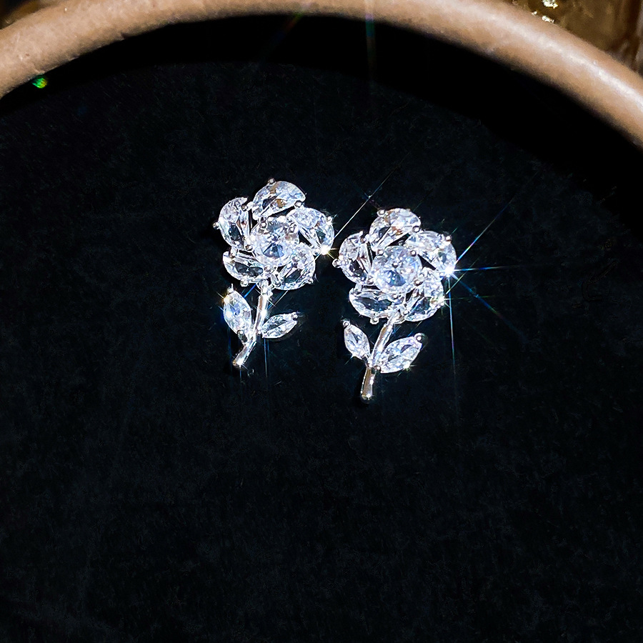 Super shiny zircon flower with a sweet design, luxurious and sophisticated exquisite earrings for women - view 7