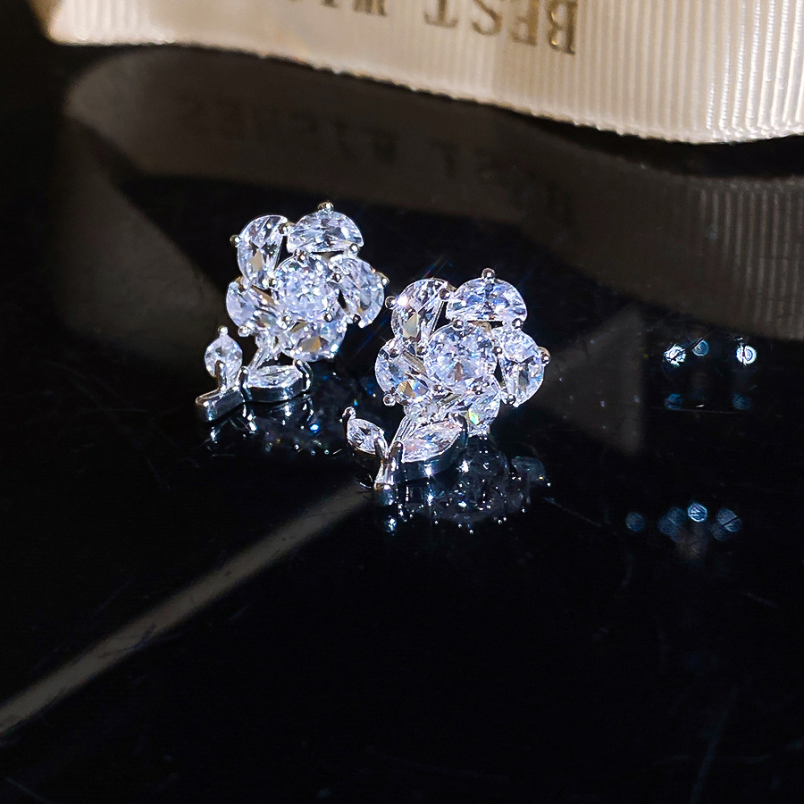 Super shiny zircon flower with a sweet design, luxurious and sophisticated exquisite earrings for women - view 6